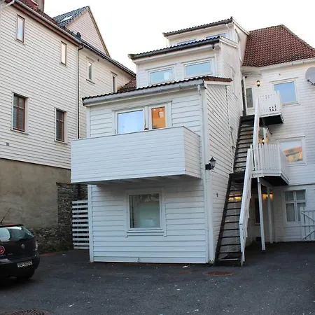 Central, Practical, Free Parking. Ls302 Leilighet